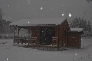 雪の中のログハウス