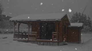 雪の中のログハウス