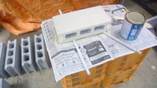 ブロックにペンキ塗り