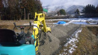 通路の砕石均し作業