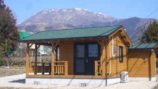 伊吹山とログキットハウス