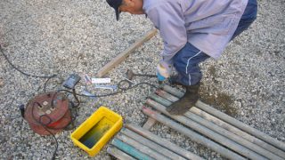 穴を開けるおじさん