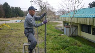 作業するおじさん