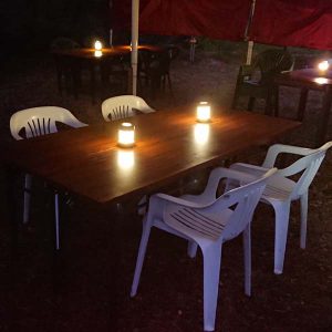 ランタンの明かりに照らされたテーブル