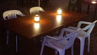 ランタンの明かりに照らされたテーブル