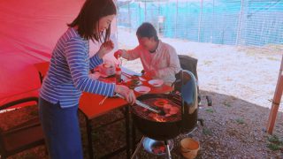 バーベキューを楽しむご夫妻