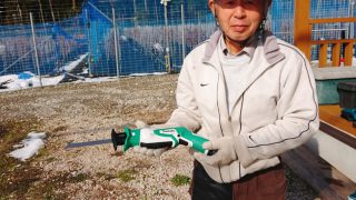 のこぎりを持つ恩師